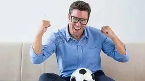 火爆亚冠瞬间！张琳芃强力铲球对林加德，群雄激战10人混战，红黄牌纷飞，裁判紧急劝和！