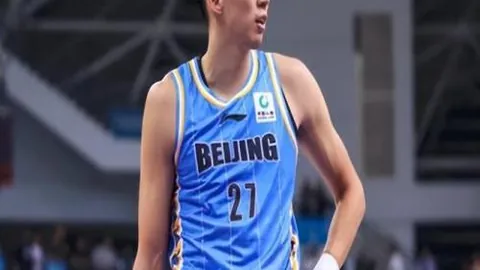 武磊荣获中国金球奖第五次辉煌——人民日报体育报道